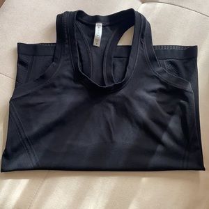 Athleta Momentum Tank in Black